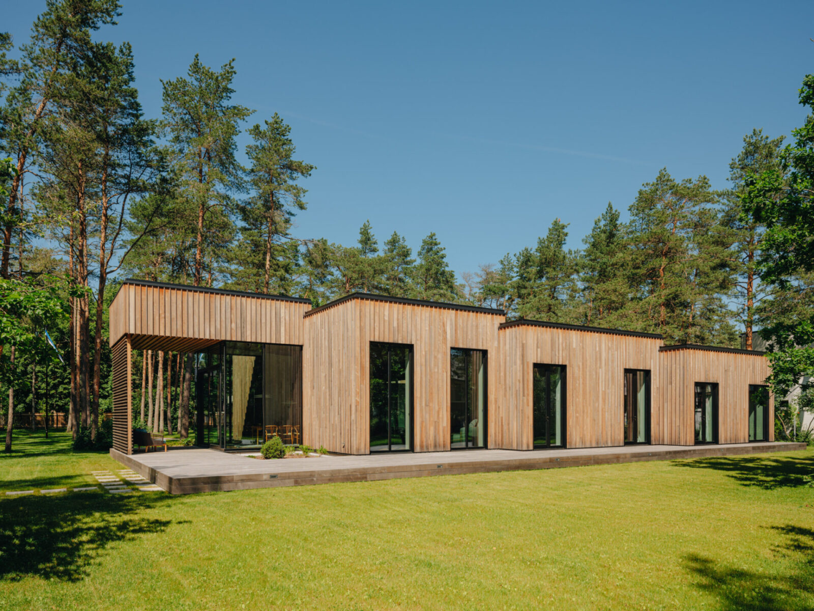 CLT та клеєний брус: стабільна геометрія сучасного дерев’яного будинку