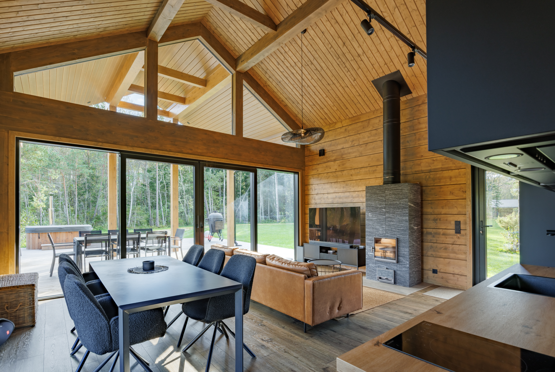 Дерев’яний дім як актив — світлий інтер’єр з панорамними вікнами