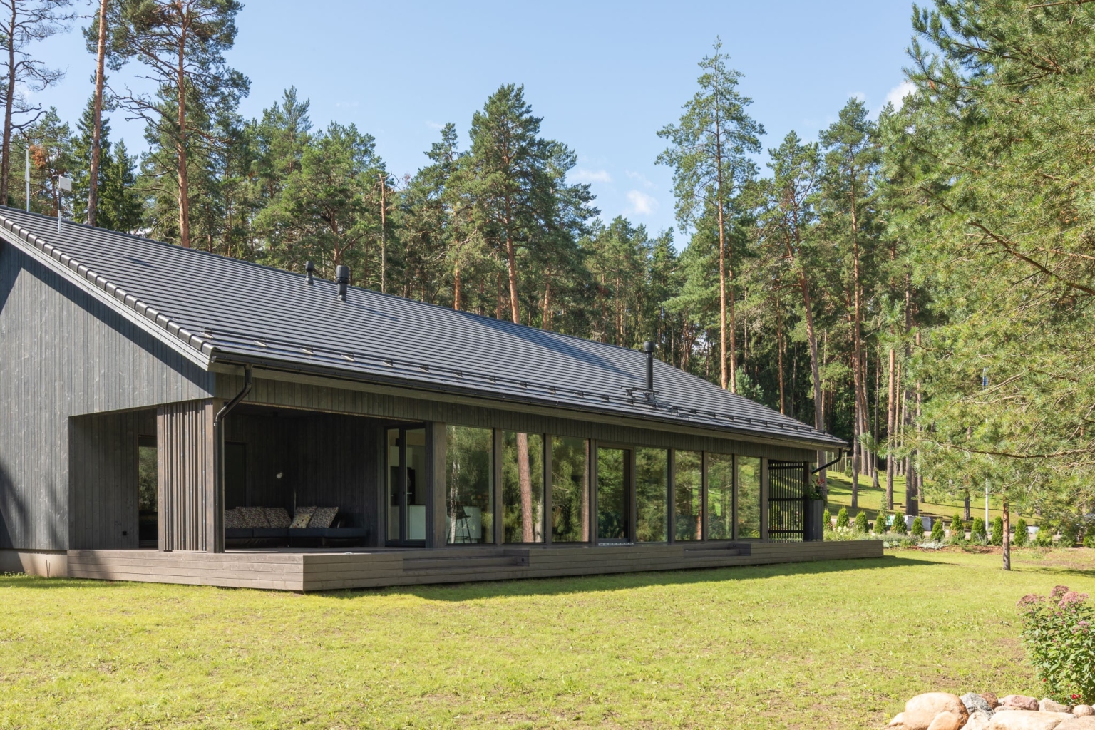 Панорамні вікна і простора тераса будинку Finnlog